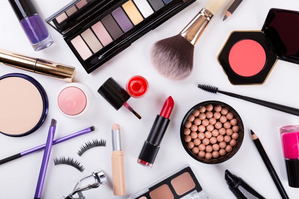 Il confezionamento di cosmetici colorati è un aspetto importante del prodotto che influenza le decisioni di acquisto dei consumatori