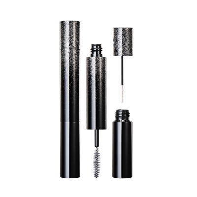 Il tubo del mascara è un modo conveniente per applicare e rimuovere il mascara