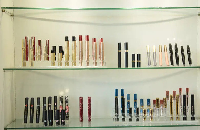 Progettare tubetti per rossetto: la psicologia dietro un packaging attraente